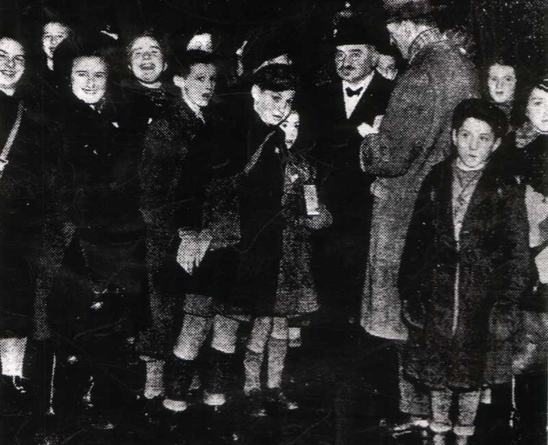 Arriving in Edinburgh, Dec 1938. Rosa back row, second right
